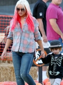 At_Mr__Bones_Pumpkin_Patch_In_West_Hollywood_With_Max_And_Matt_-_October_14_-_Christina_Aguilera_Daily_0001.jpg