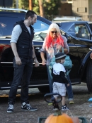 At_Mr__Bones_Pumpkin_Patch_In_West_Hollywood_With_Max_And_Matt_-_October_14_-_Christina_Aguilera_Daily_0240.jpg