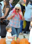 At_Mr__Bones_Pumpkin_Patch_In_West_Hollywood_With_Max_And_Matt_-_October_14_-_Christina_Aguilera_Daily_0320.jpg