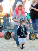At_Mr__Bones_Pumpkin_Patch_In_West_Hollywood_With_Max_And_Matt_-_October_14_-_Christina_Aguilera_Daily_0332.jpg