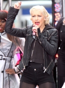 CBS__The_Early_Show_-_Rehearsal_-_June_9_-_Christina_Aguilera_Daily_0017.jpg