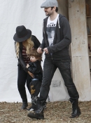 Christina2C_Max_and_Matt_at_Mr__Greentrees_-_December_4__-_Christina_Aguilera_Daily_002.jpg