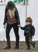 Christina2C_Max_and_Matt_at_Mr__Greentrees_-_December_4__-_Christina_Aguilera_Daily_003.jpg