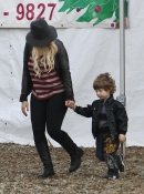 Christina2C_Max_and_Matt_at_Mr__Greentrees_-_December_4__-_Christina_Aguilera_Daily_004.jpg
