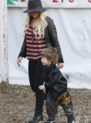 Christina2C_Max_and_Matt_at_Mr__Greentrees_-_December_4__-_Christina_Aguilera_Daily_006.jpg