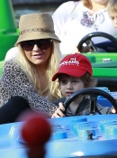 Christina_Aguilera_and_Jordan_Bratman_celebrate_their_son_Max_s_birthday_at_Legoland_in_Carlsbad_-_January_12_-_Christina_Aguilera_Daily_044.jpg