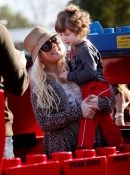 Christina_Aguilera_and_Jordan_Bratman_celebrate_their_son_Max_s_birthday_at_Legoland_in_Carlsbad_-_January_12_-_Christina_Aguilera_Daily_051.jpg