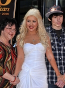 Christina_Aguilera_is_honored_with_a_Star_on_the_Hollywood_Walk_of_Fame_-_November_15_-_Christina_Aguilera_Daily_00002.jpg