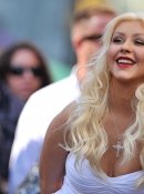 Christina_Aguilera_is_honored_with_a_Star_on_the_Hollywood_Walk_of_Fame_-_November_15_-_Christina_Aguilera_Daily_00031.jpg
