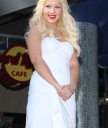 Christina_Aguilera_is_honored_with_a_Star_on_the_Hollywood_Walk_of_Fame_-_November_15_-_Christina_Aguilera_Daily_00055.jpg