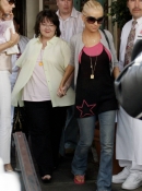 Christina_Aguilera_takes_her_mother_out_for_a_late_lunch_at_the_Ivy_restaurant_-__Christina_Aguilera_Daily_18.jpg