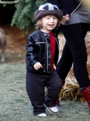 Christina___Max_went_to_Mr_Greentrees_in_West_Hollywood_-_December_6_-_Christina_Aguilera_Daily_004.jpg