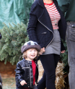 Christina___Max_went_to_Mr_Greentrees_in_West_Hollywood_-_December_6_-_Christina_Aguilera_Daily_032.jpg