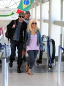 Christina_and_Matt_at_LAX_Airport_-_April_30_-_Christina_Aguilera_Daily_013.jpg