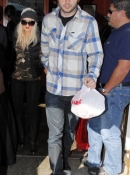 Christina_and_Matt_at_the_Ivy_Restaurant_In_Hollywood_-_December_31_-_Christina_Aguilera_Daily_033.jpg