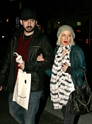 Christmas_shopping_at_the_Grove_-_December_21_-_Christina_Aguilera_Daily_002.jpg