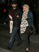 Christmas_shopping_at_the_Grove_-_December_21_-_Christina_Aguilera_Daily_003.jpg