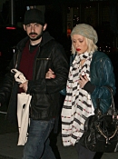 Christmas_shopping_at_the_Grove_-_December_21_-_Christina_Aguilera_Daily_004.jpg
