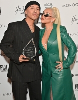Daily_s_Fashion_Los_Angeles_Awards_Christina_Aguilera_-_Xtina_Daily_00002_~0.jpg