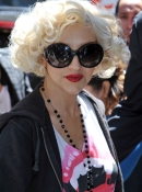 Enters_her_Soho_hotel_-_May_7_-_Christina_Aguilera_Daily_0001.jpg