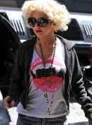 Enters_her_Soho_hotel_-_May_7_-_Christina_Aguilera_Daily_0003.jpg