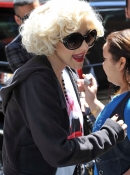 Enters_her_Soho_hotel_-_May_7_-_Christina_Aguilera_Daily_0004.jpg