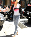 Enters_her_Soho_hotel_-_May_7_-_Christina_Aguilera_Daily_0005.jpg