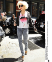 Enters_her_Soho_hotel_-_May_7_-_Christina_Aguilera_Daily_0025.jpg