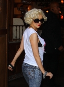 Goes_for_lunch_at_soho_house_-_May_7_-_Christina_Aguilera_Daily_0001.jpg