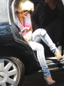 Goes_for_lunch_at_soho_house_-_May_7_-_Christina_Aguilera_Daily_0002.jpg