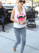 Goes_for_lunch_at_soho_house_-_May_7_-_Christina_Aguilera_Daily_0009.jpg