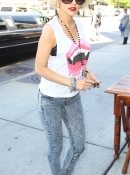 Goes_for_lunch_at_soho_house_-_May_7_-_Christina_Aguilera_Daily_0012.jpg