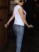 Goes_for_lunch_at_soho_house_-_May_7_-_Christina_Aguilera_Daily_0014.jpg