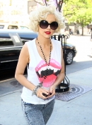 Goes_for_lunch_at_soho_house_-_May_7_-_Christina_Aguilera_Daily_0016.jpg