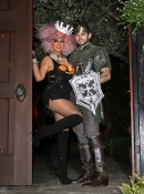 Halloween_Party_At_Her_Home_-_October_27_-_Christina_Aguilera_Daily_010.jpg