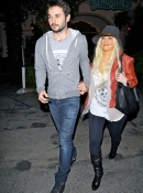 In_Malibu_With_Matt_-_November_13_-_Christina_Aguilera_Daily_007.jpg