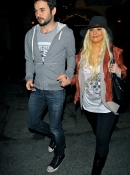 In_Malibu_With_Matt_-_November_13_-_Christina_Aguilera_Daily_008.jpg