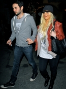 In_Malibu_With_Matt_-_November_13_-_Christina_Aguilera_Daily_009.jpg