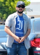 Jordan_Bratman_Runs_Errands_in_Malibu_-_July_20_-_Christina_Aguilera_Daily_01.jpg