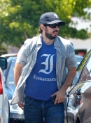 Jordan_Bratman_Runs_Errands_in_Malibu_-_July_20_-_Christina_Aguilera_Daily_02.jpg