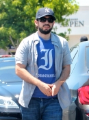 Jordan_Bratman_Runs_Errands_in_Malibu_-_July_20_-_Christina_Aguilera_Daily_04.jpg