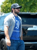 Jordan_Bratman_Runs_Errands_in_Malibu_-_July_20_-_Christina_Aguilera_Daily_05.jpg