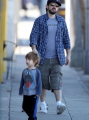 Jordan_Bratman_with_Max_-_January_4_-_Christina_Aguilera_Daily_04.jpg