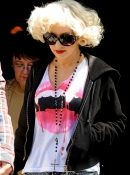 Leaves_her_Soho_hotel_-_May_7_-_Christina_Aguilera_Daily_001.jpg