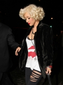 Leaves_the_Gemma_restaurant_-_May_7_-_Christina_Aguilera_Daily_0002.jpg