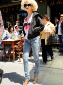 Leaves_the_Gemma_restaurant_-_May_7_-_Christina_Aguilera_Daily_0006.jpg