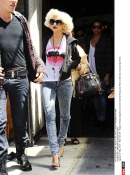 Leaves_the_Gemma_restaurant_-_May_7_-_Christina_Aguilera_Daily_0009.jpg