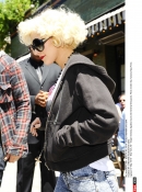 Leaves_the_Gemma_restaurant_-_May_7_-_Christina_Aguilera_Daily_0013.jpg