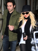 Leaving_Her_Hotel_In_London_-_December_11_-_Christina_Aguilera_Daily_0001.jpg