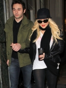 Leaving_Her_Hotel_In_London_-_December_11_-_Christina_Aguilera_Daily_0002.jpg